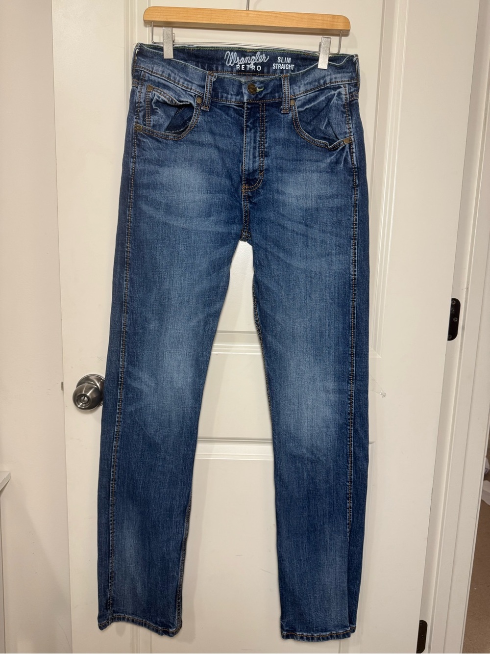 Wrangler Men's Slim Fit Straight Jeans Medium Wash Blue Stretch 5-Pocket 30x34
